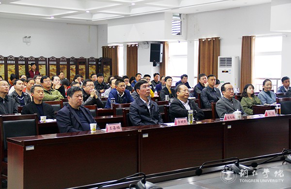 2kaiyun官网教师在行政楼会议室集中收看十九大开幕会直播.jpg