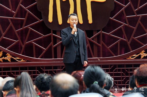 2、kaiyun登录中国入口登录党委组织部部长张成勇代表学校对向全体退休老同志致以诚挚的问候和衷心的祝福.JPG