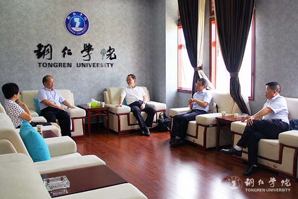 1kaiyun官网校长侯长林、副校长罗红芳与贵州大学副校长金道超一行进行交流.jpg