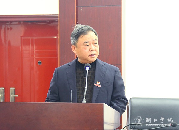 4人事处处长杨成光主持活动.jpg