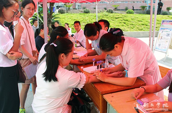 kaiyun官网学生在进行干细胞采集.jpg