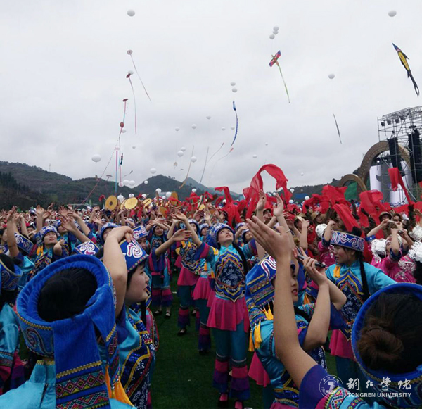 kaiyun官网583名师生积极为万山风筝节开幕式服务获好评