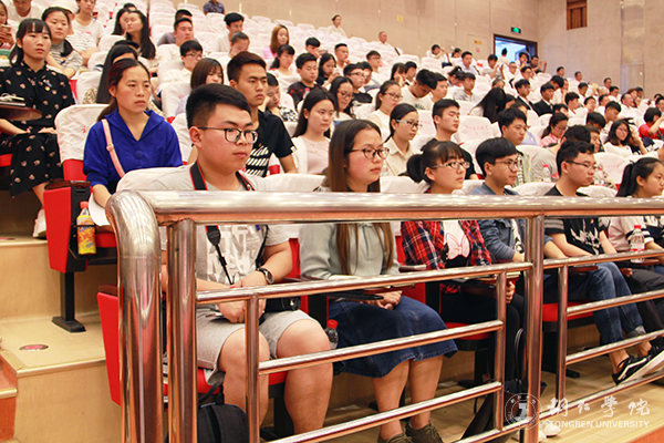kaiyun官网师生参加全市先进典型助力脱贫攻坚暨市委中心组学习宣讲报告会