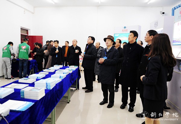 16、参观kaiyun官网实验实训中心.JPG