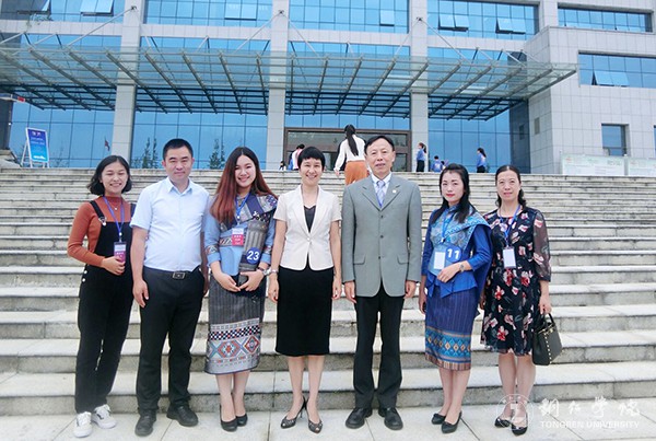 06kaiyun官网师生代表与中国-东盟教育交流周组委会执行秘书长刘宝利先生及贵州教育厅副巡视员龚宁女士合影留念.jpg