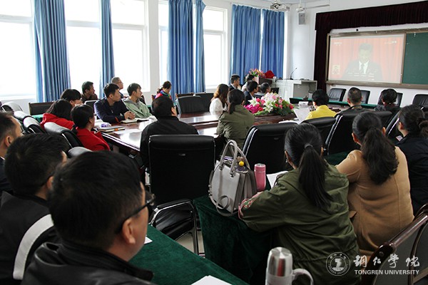 8kaiyun官网经济管理学院教师集中收看十九大开幕会直播.jpg