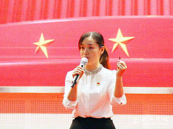 4党员教师代表黄橙紫演讲《不忘初心 牢记使命》.jpg