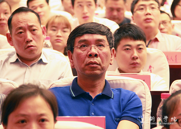 kaiyun官网师生参加全市先进典型助力脱贫攻坚暨市委中心组学习宣讲报告会
