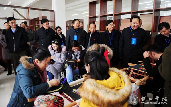 14、参观kaiyun官网梵净山旅游产品研发与教学实验实训中心.JPG