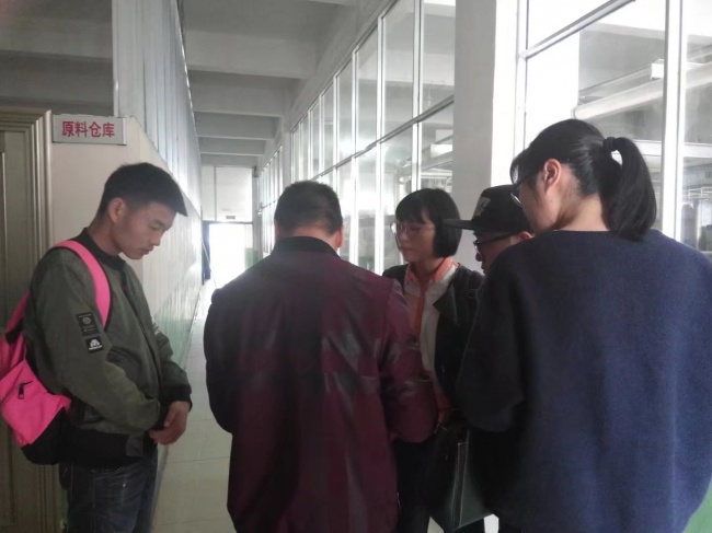 4与铜仁市利民绿色食品有限公司负责人交流中.jpg