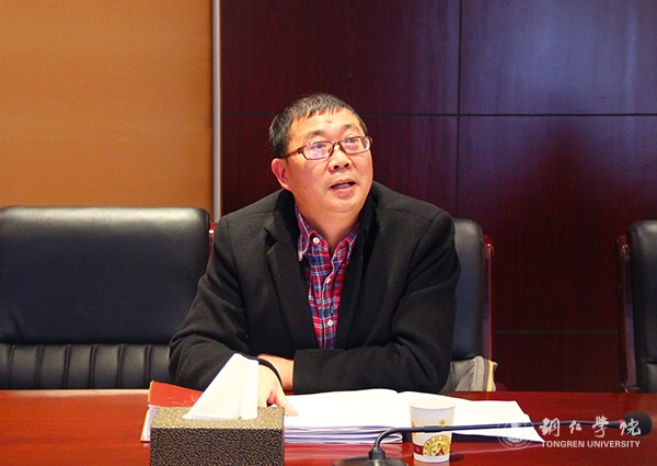 3市委宣讲团核心成员、校马克思主义学院院长皮坤乾传达省委常委、省委宣传部部长慕德贵对党的十九大精神宣讲内容的要求.jpg