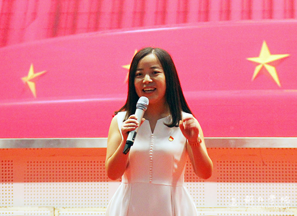 5党员教师代表王霞演讲《不忘初心跟党走 孜孜建功双一流》.jpg