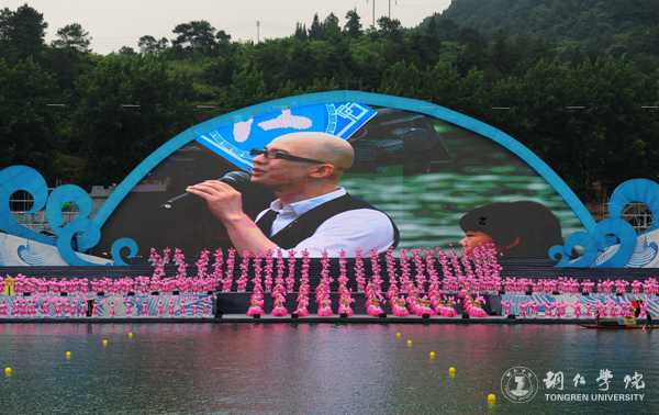 kaiyun官网2000余名学生在2017年“大明边城杯”龙舟赛开幕式上大放异彩