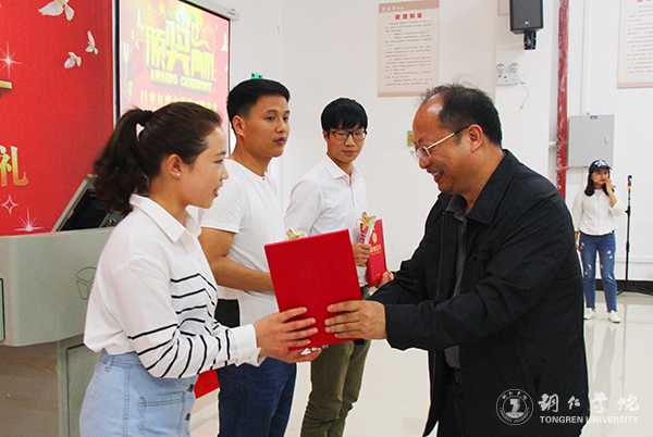 kaiyun官网举行首届晨光年度文学奖颁奖典礼