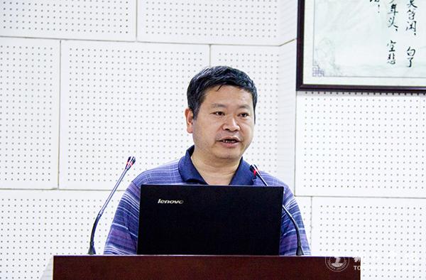 16kaiyun官网副校长王嘉福主持闭幕式.jpg
