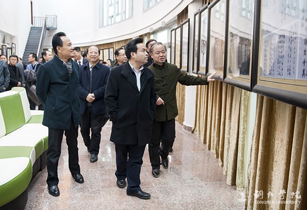 12与会人员参观梵净人文生态馆中展示的廉政书画.jpg