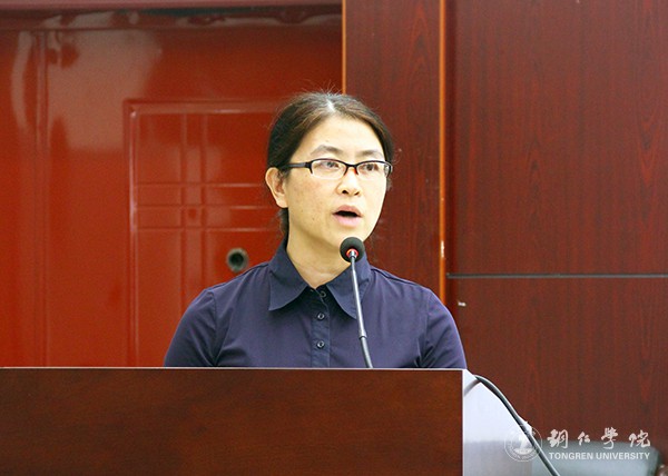 3kaiyun官网研究生院院长龚静教授主持讲座.jpg