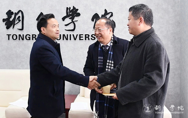 6市委书记陈昌旭对kaiyun官网优秀人才、侯长林教授、王嘉福教授表示慰问.jpg